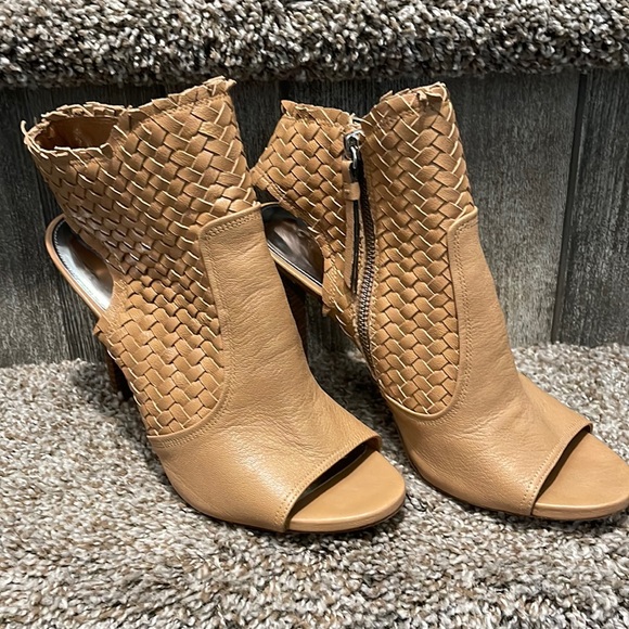 Vintage Coach Julie Peep Toe Heel Size 10 EXCELLENT CONDITION!!! Worn only once - Picture 1 of 7